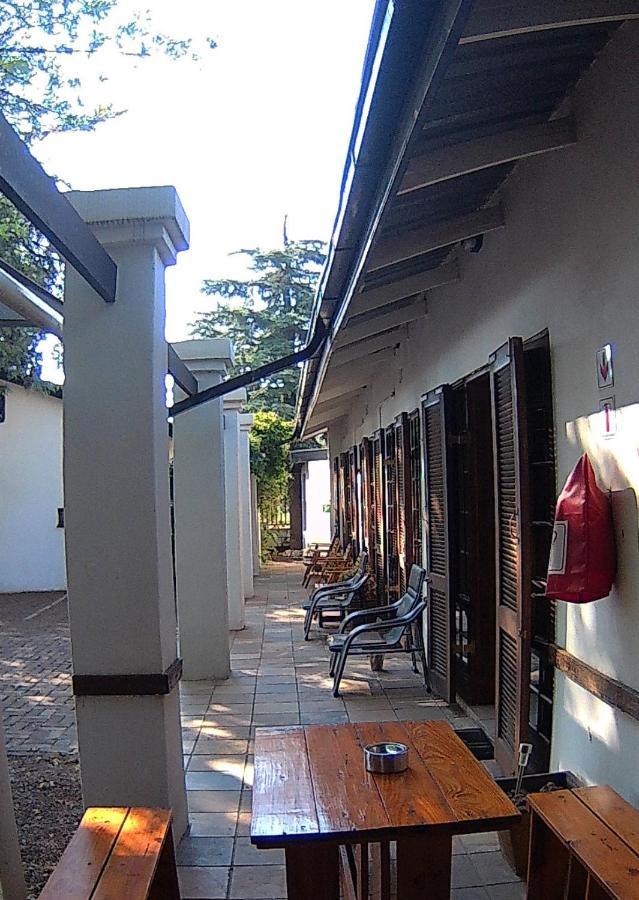 Kuru-Kuru Guesthouse Куруман Екстериор снимка