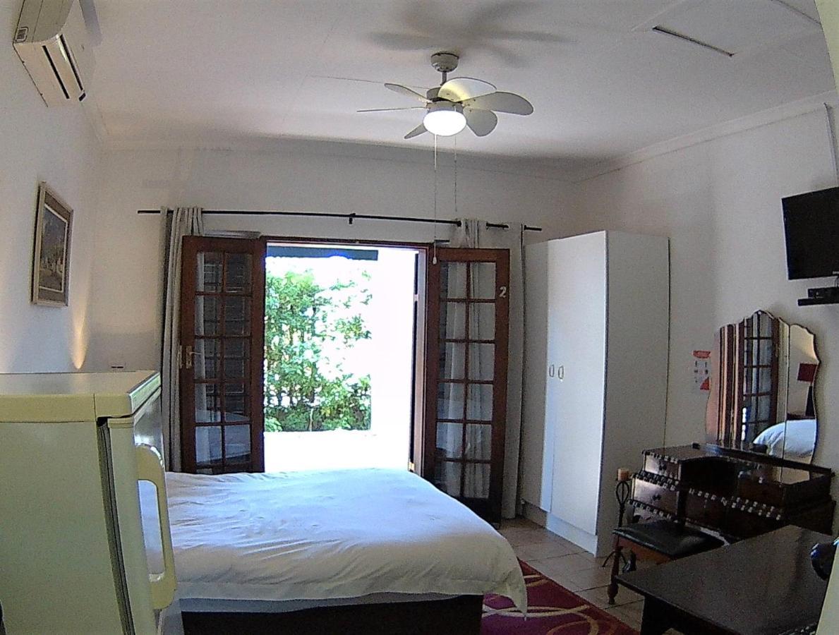 Kuru-Kuru Guesthouse Куруман Екстериор снимка