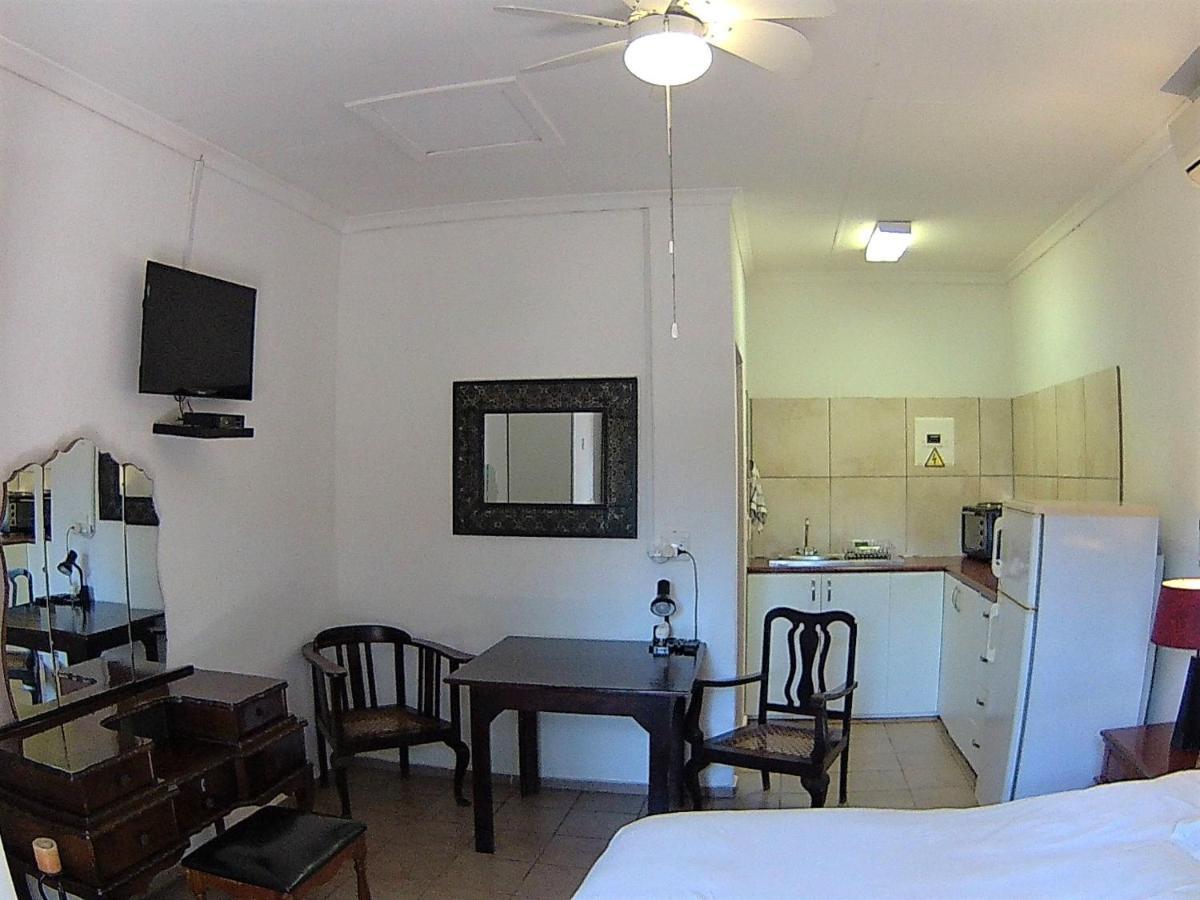 Kuru-Kuru Guesthouse Куруман Екстериор снимка