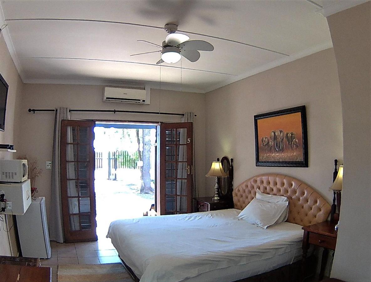 Kuru-Kuru Guesthouse Куруман Екстериор снимка